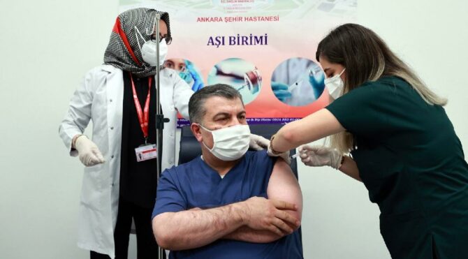 Bakan Koca 2. doz corona aşısını oldu