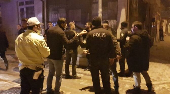 Balkonundan rastgele ateş ettiği içini kendisini ihbar eden kişiyi vurdu