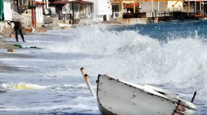 Bodrum’da soğuk hava ve fırtına hayatı felç etti