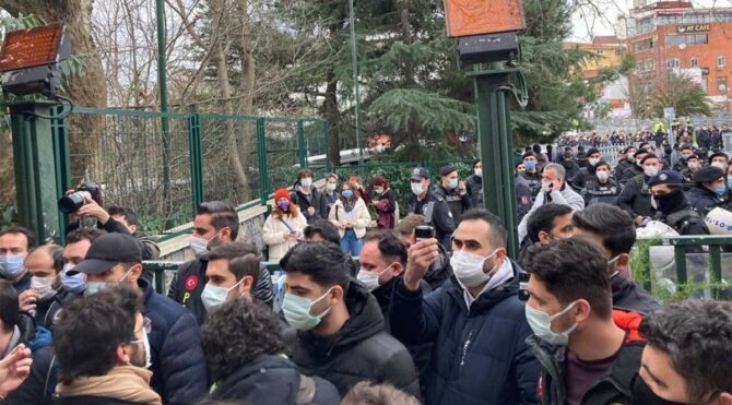 Boğaziçili öğrencilerin kampüs dışına çıkması engellendi: Gözaltılar var