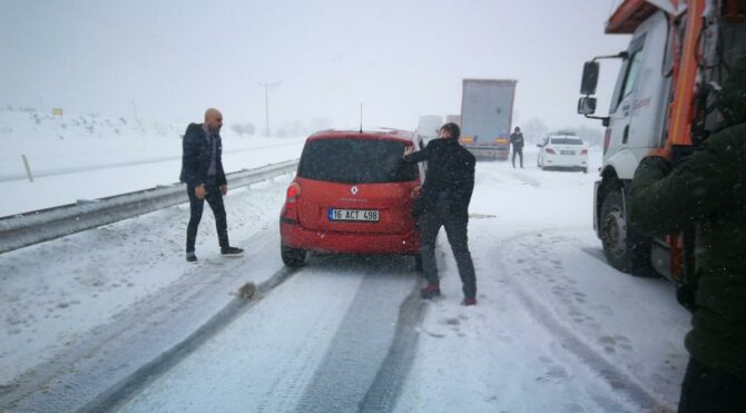 Bu görüntüler az önce SÖZCÜ Muhabiri tarafından çekildi…İstanbul-Yalova-Bursa-Balıkesir Karayolu felç