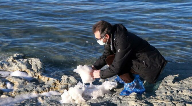 Burdur Gölü’nün köpürmesi endişe yarattı