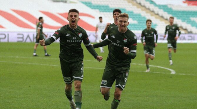 Bursaspor 2-0’dan geri döndü, Akhisar’ı dağıttı