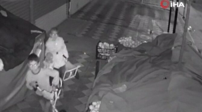 Büyükler çaldı, küçük çocuklar engellemeye çalıştı