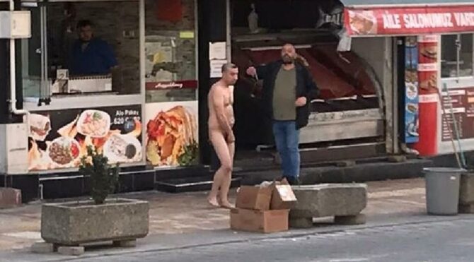 Cadde ortasında çırılçıplak dolaştı