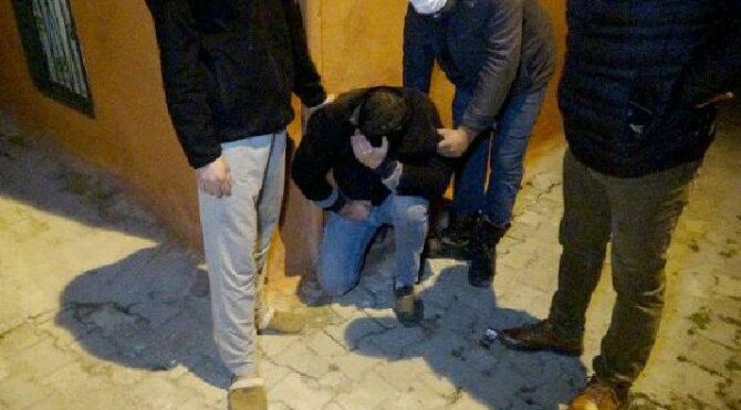 Çaldıkları eşyaları satarken yakalandı