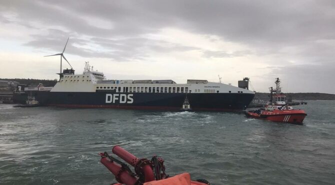 Çanakkale’de yanan Ro-Ro gemisi limana yanaştırıldı