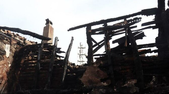 Çanakkale’de yıldırım isabet eden 2 katlı ev küle döndü