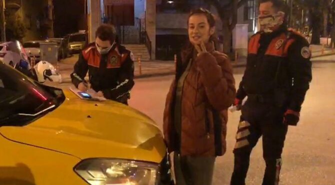 Cezayı yedi, kahkahayı basıp poz verdi