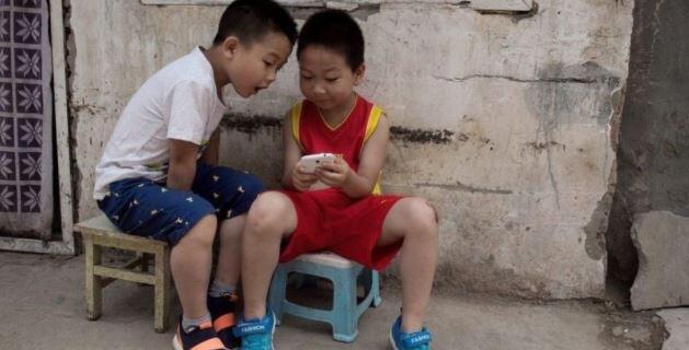 Çin'de çocukların okulda cep telefonu kullanması yasaklandı