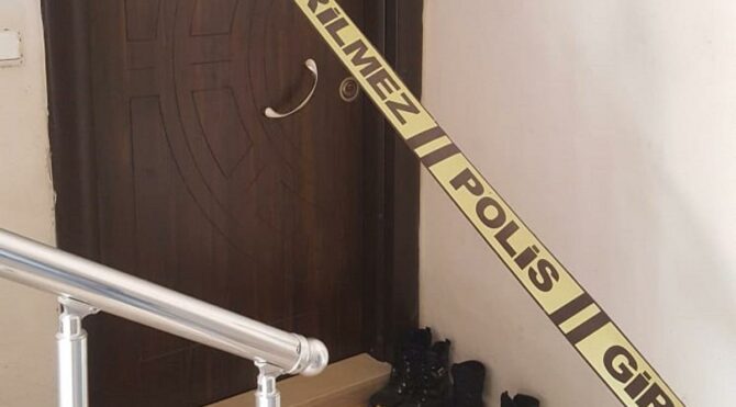 Çocuklarının gözü önünde karısını boğazını keserek öldürdü