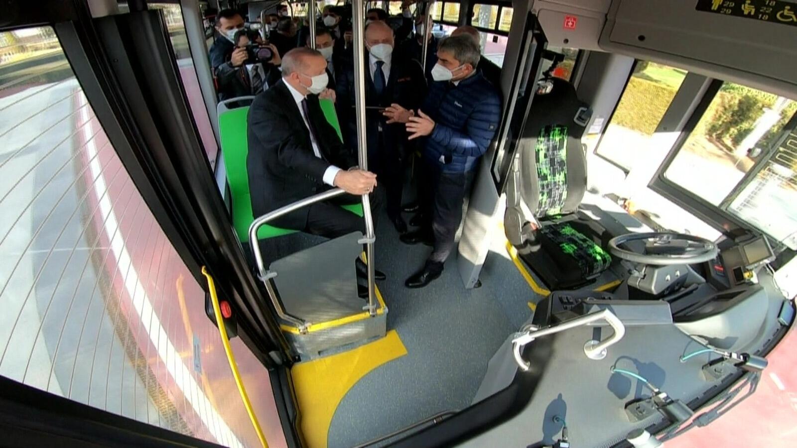 Cumhurbaşkanı Erdoğan ilk sürücüsüz otobüsü test etti