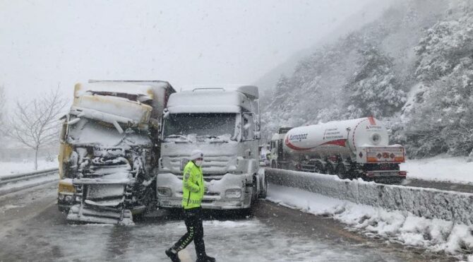 D-650’de 2 tır çarpıştı, yol ulaşıma kapandı