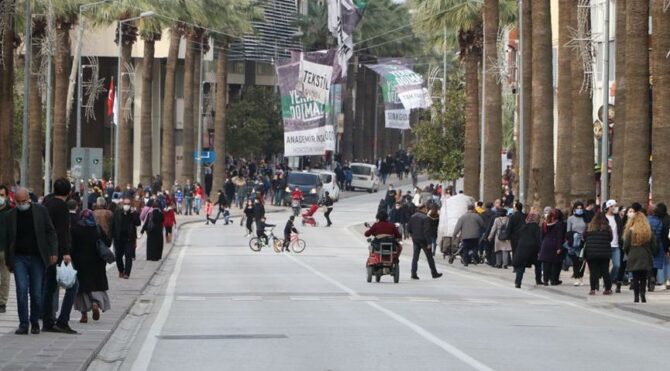 Denizli’de endişelendiren görüntü: Salgın unutuldu