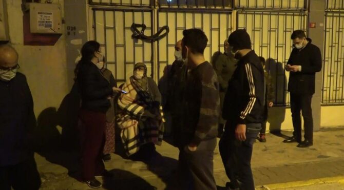 Derbi maçını izlerken yangına yakalandılar