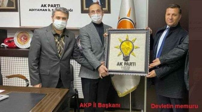 Devletin memurundan, AKP’li başkana AKP logolu hediye