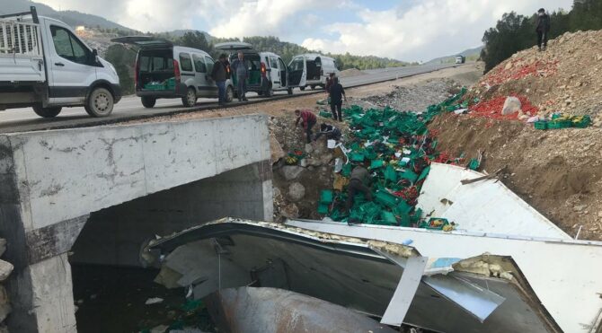 Devrilen TIR’dan yola saçılan sebze ve meyveyi kasalara koyup evlerine götürdüler