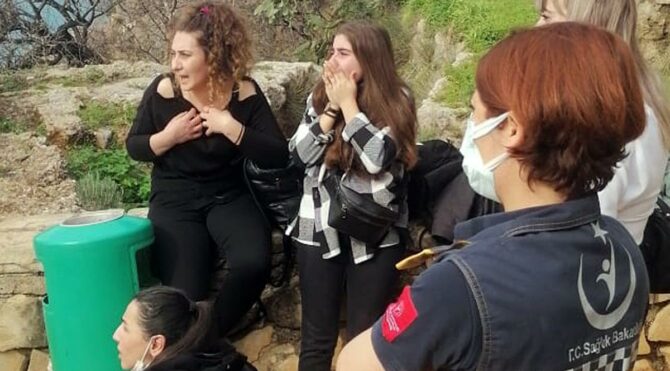 Dinlenmek için oturduğu surdan düşüp öldü; parktakiler büyük şok yaşadı