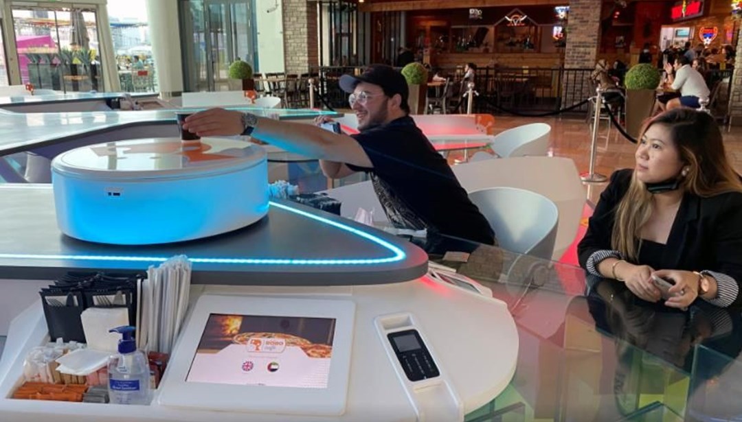 Dubai'de sosyal mesafeye dikkat eden RoboCafe