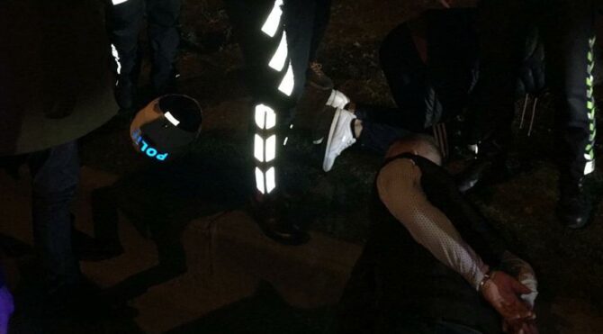 ‘Dur’ ihtarından kaçan 2 şüpheli kovalamaca ile yakalandı