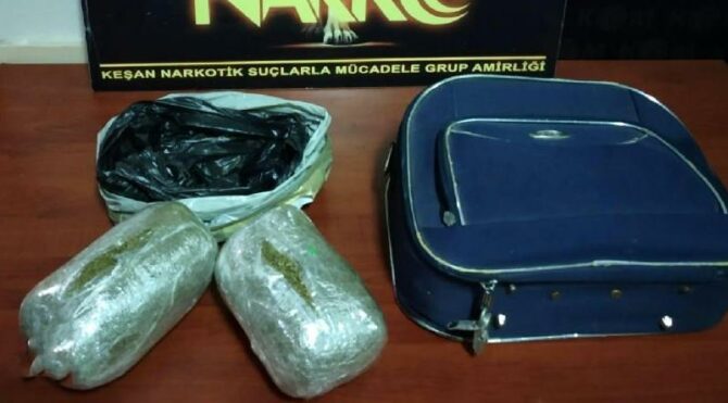 Eniştesinin valizinden şüphelendi, 982 gram bonzai yakalattı