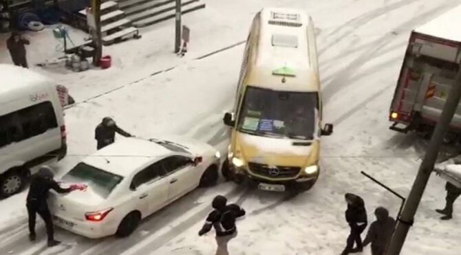 Esenyurt’ta karda kayan araç minibüse çarptı