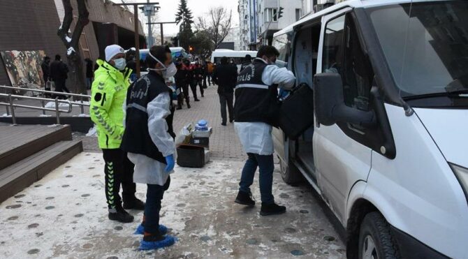 Evde 3 kişi bıçaklanarak öldürülmüş olarak bulundu