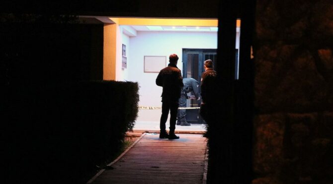 Evinin önünde kurşunların hedefi oldu