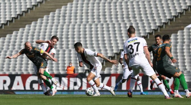 Fatih Karagümrük Alanyaspor maçında şaşkına çeviren gol pozisyonu