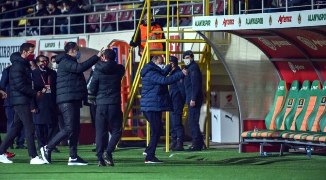 Galatasaray’da kırmızı kart itirazı! Luyindama’nın kaşı açıldı…