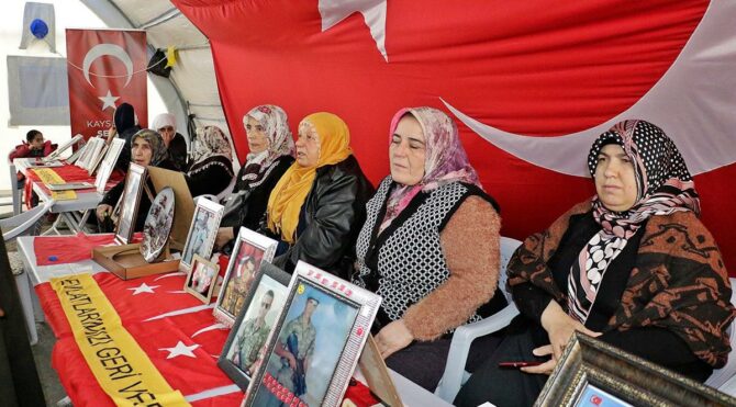 Gara şehitlerinin 6’sının ailesi, acı haberi evlat nöbetinde aldı