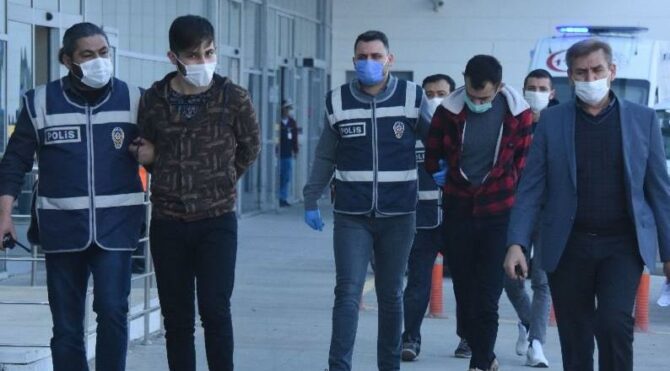 Gaspçılar tutuklandı, ‘Biz gasbetmedik, parayı onlar verdi’ dedi