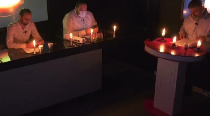 Gazeteciler yaşanan elektrik kesintisine böyle dikkat çekti