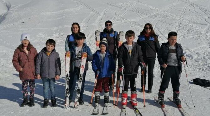 Hakkari polisi çocukları kayak merkezinde sevindirdi