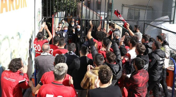 Hasan Kartal ceza aldığı yere gidip tepki gösterdi “Bu federasyon bizim, bize sopa gösteremezler”