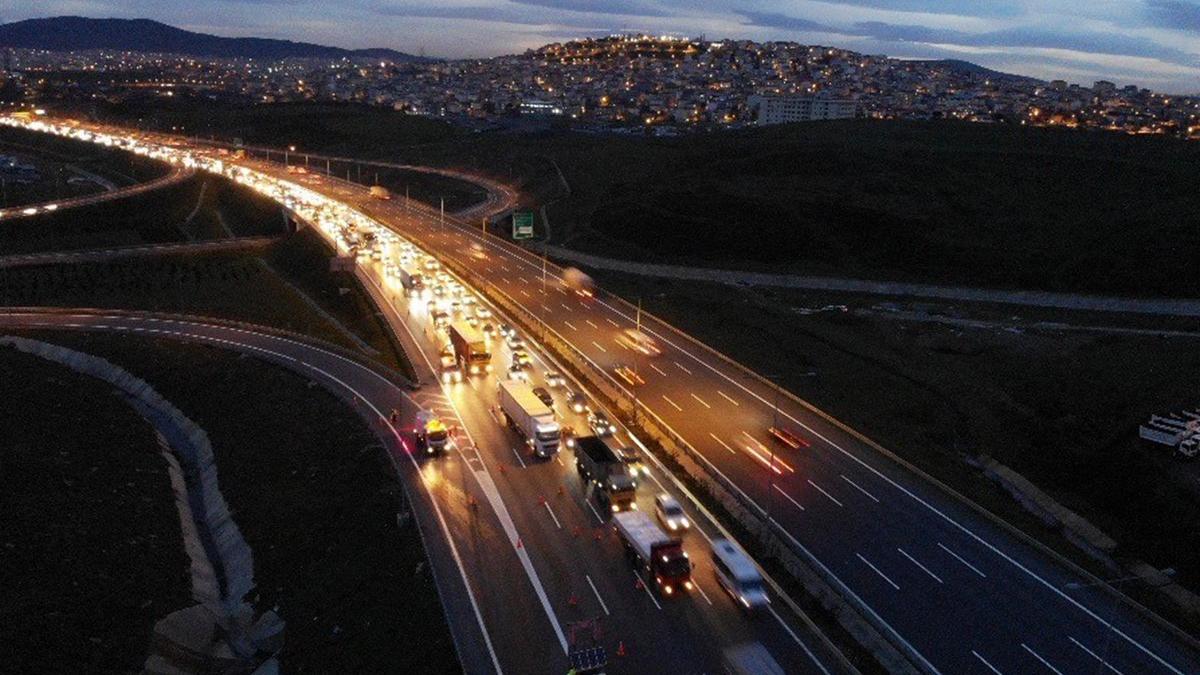 Kaza sonrası Kuzey Marmara Otoyolu'nda kilometrelerce kuyruk oluştu