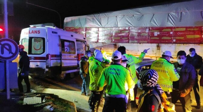 Hasta taşıyan ambulans tırla çarpıştı: 2’si ağır 8 yaralı