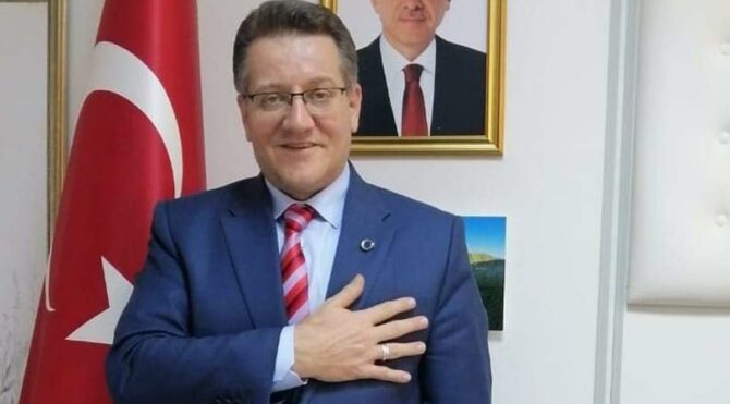Hastanede teyemmüm taşı dağıtmasıyla gündeme gelen AKP’li belediyenin, başkan yardımcısı istifa etti