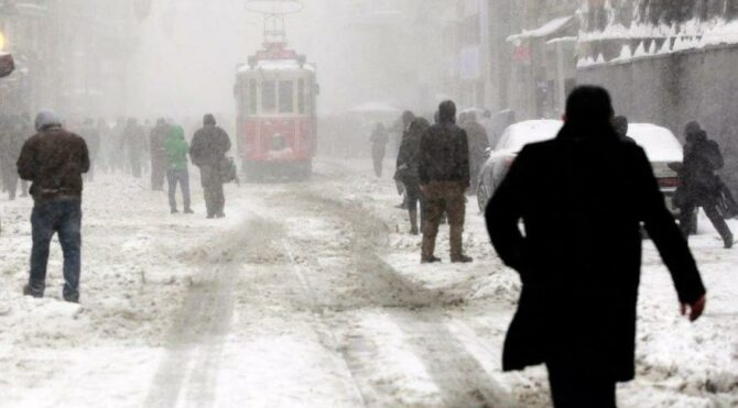 Hava sıcaklıkları 10 derece düşecek, İstanbul’a kar geri dönüyor