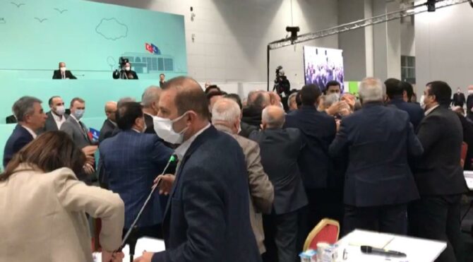 İBB Meclisi’nde arbede