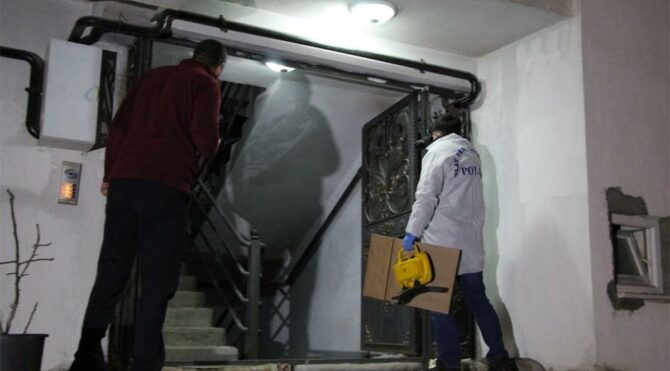 İhanetle suçladığı eşini defalarca bıçakladı