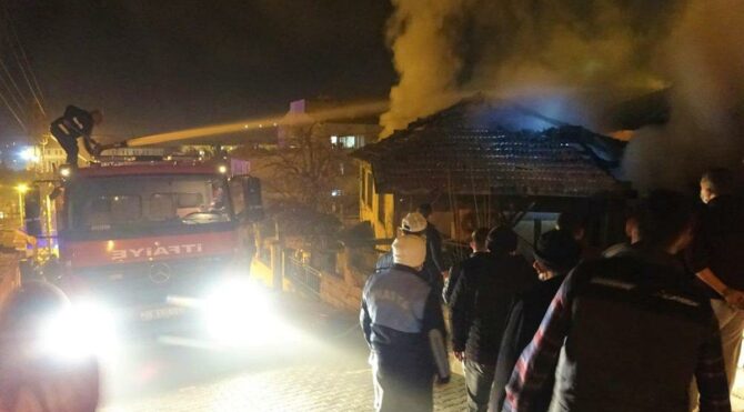 İki ev alevlere teslim oldu! Son anda kurtuldular