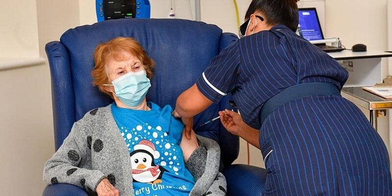 İngiltere'de Kovid-19 aşısının ilk dozunu yaptıranların sayısı 12 milyonu aştı