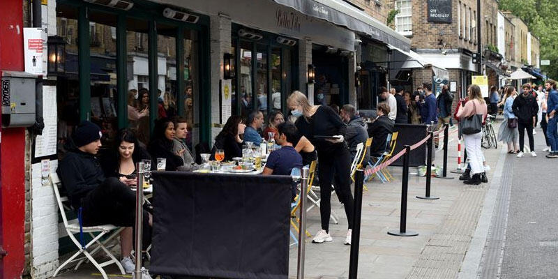 İngiltere'de Kovid-19 karantinası 8 Mart'tan itibaren kademeli olarak kaldırılacak
