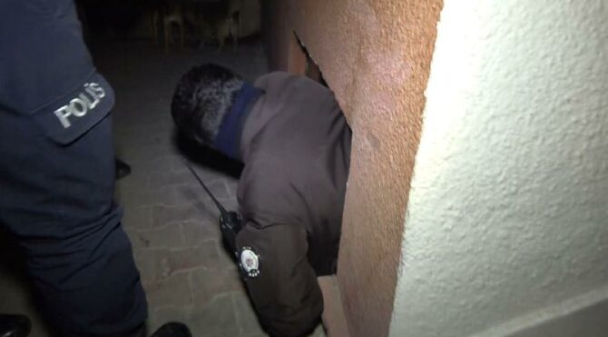 İnternet kafeye polis baskını, havalandırmadan kaçmaya çalıştılar