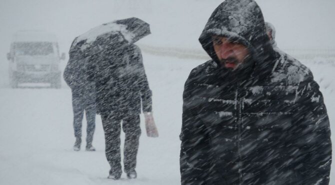 İstanbul’a şiddetli kar geliyor, sıcaklık 15 derece düşecek