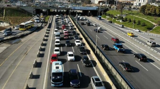 İstanbul’da 56 saatlik kısıtlama öncesi trafik yoğunluğu erken başladı