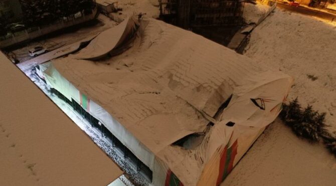 İstanbul’da kar yağışı nedeniyle halı sahanın çatısı çöktü