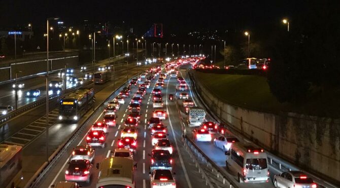 İstanbul haftaya trafikle başladı
