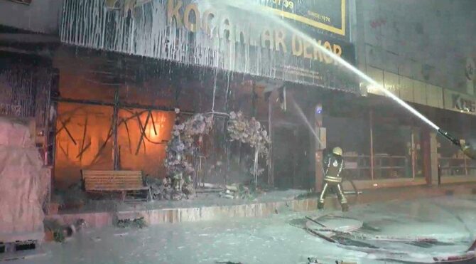 İSTOÇ Ticaret Merkezi’nde yangın